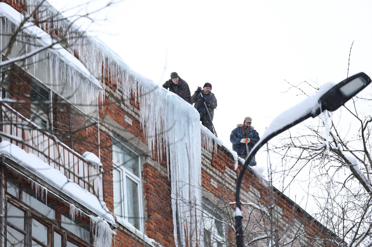 Сосулькам бой: управляющие компании Долгопрудного очищают крыши от наледи Сосулькам бой: управляющие компании Долгопрудного очищают крыши от наледи