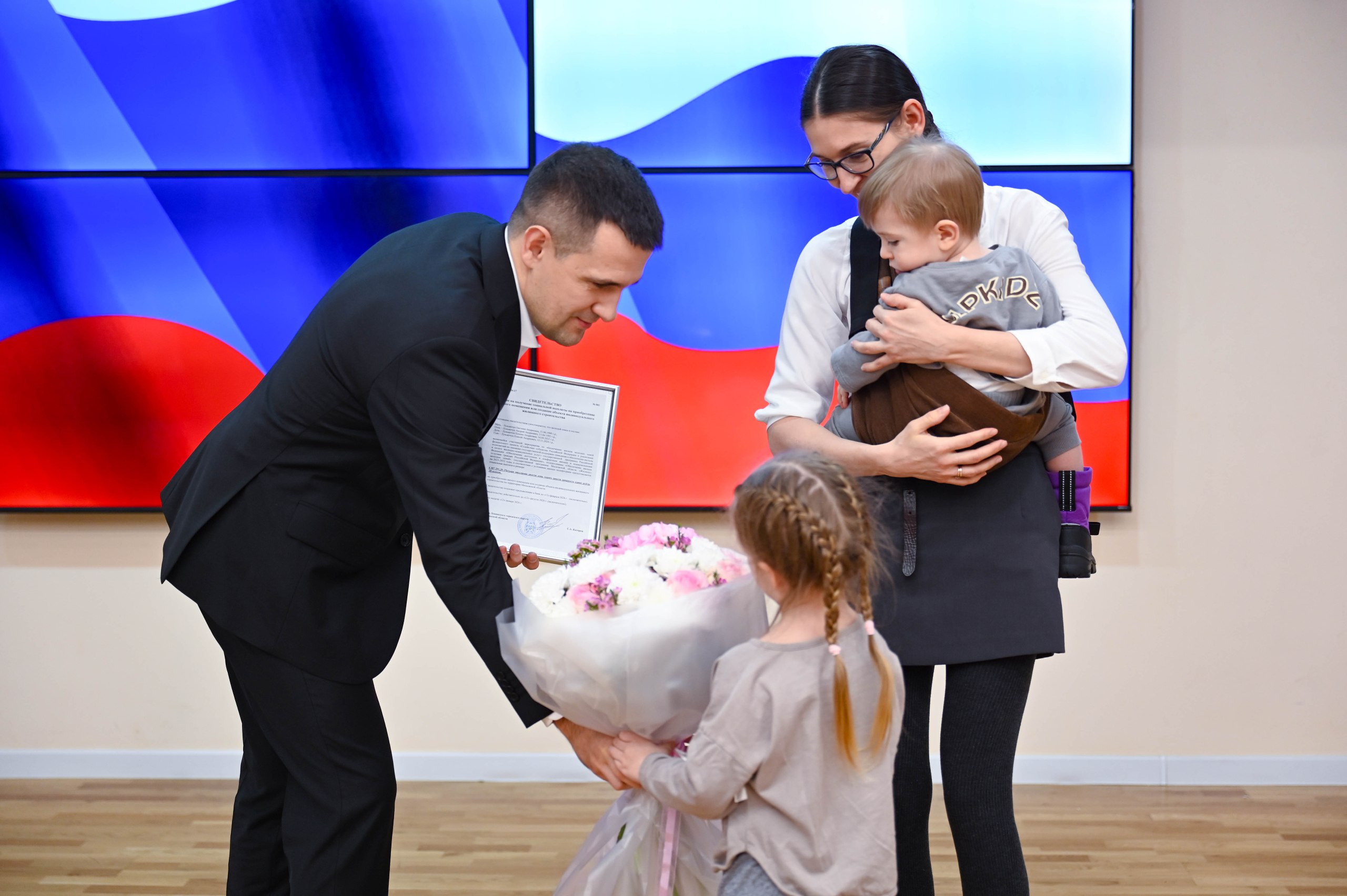 В Центральной библиотеке Ленинского городского округа состоялась первая в 2026 году торжественная церемония вручения свидетельства на получение социальной выплаты для приобретения жилья В Центральной библиотеке Ленинского городского округа состоялась первая в 2026 году торжественная церемония вручения свидетельства на получение социальной выплаты для приобретения жилья