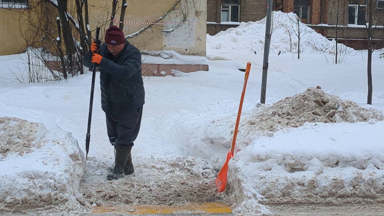 Работники предприятий присоединяются к уборке и очистке территорий города от снега Работники предприятий присоединяются к уборке и очистке территорий города от снега