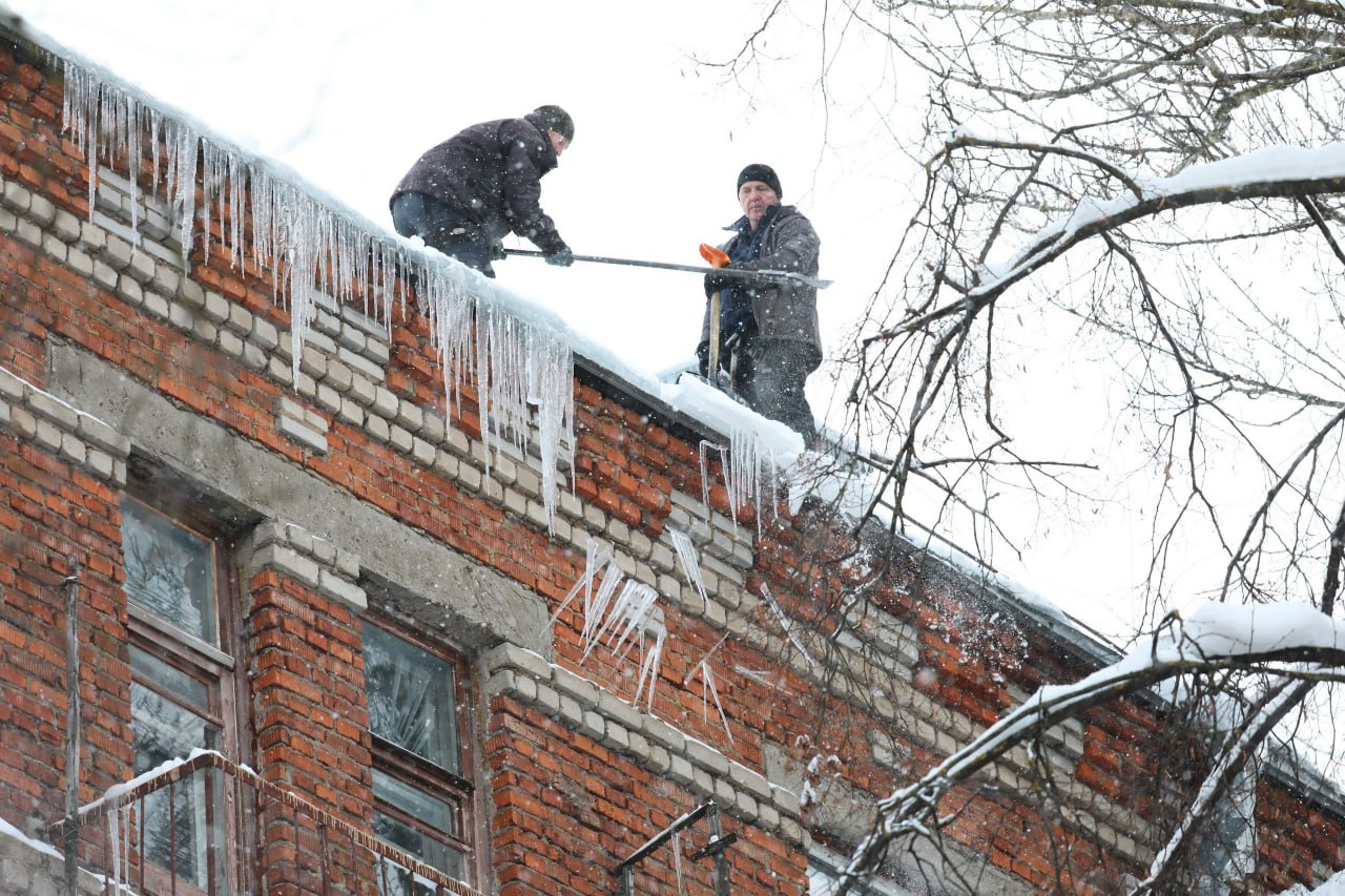 Сосулькам бой: управляющие компании Долгопрудного очищают крыши от наледи Сосулькам бой: управляющие компании Долгопрудного очищают крыши от наледи
