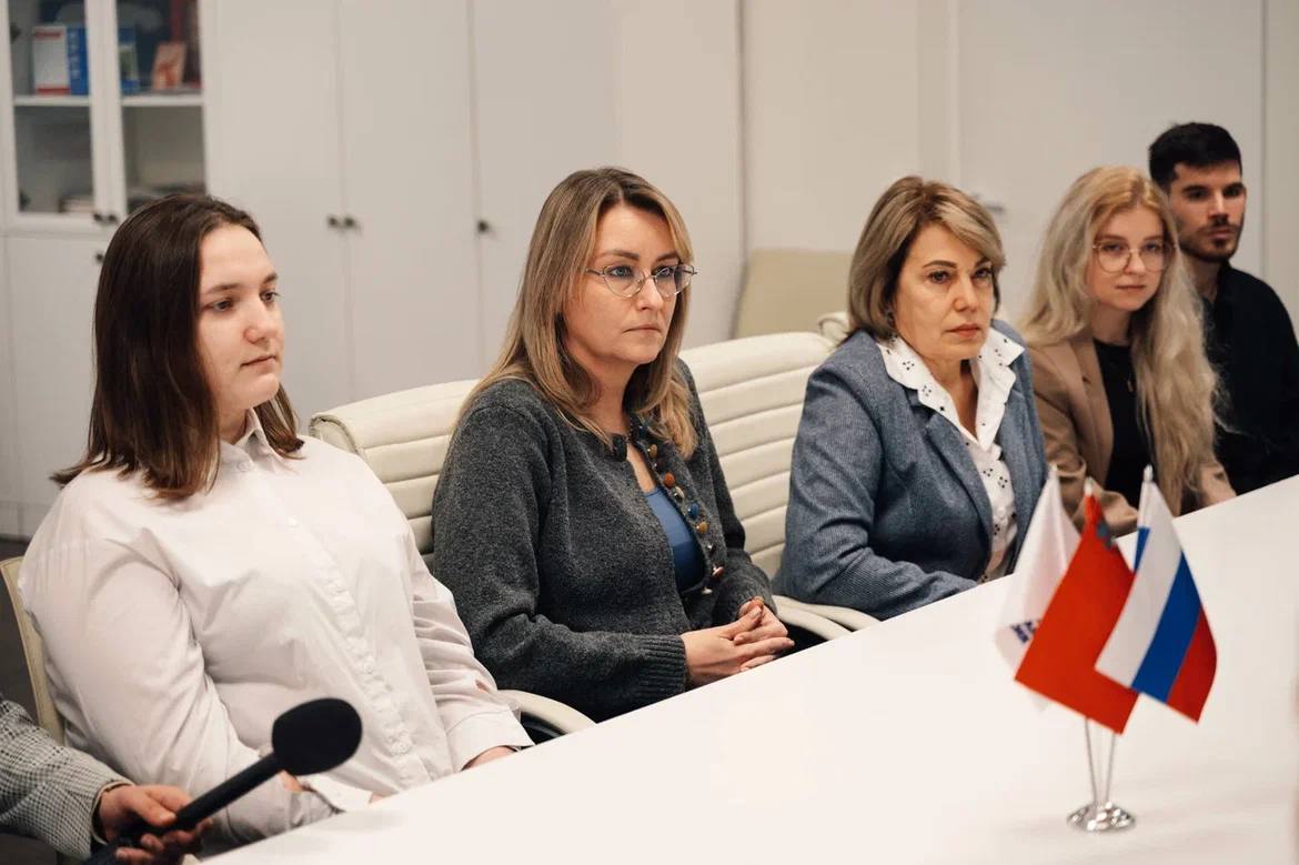 Глава Домодедово Евгения Михайловна Хрусталева вместе с депутатом Московской областной думы Олегом Владимировичем Жолобовым, Председателем Совета депутатов Леонидом Павловичем Ковалевским и первым заместителем главы... Глава Домодедово Евгения Михайловна Хрусталева вместе с депутатом Московской областной думы Олегом Владимировичем Жолобовым, Председателем Совета депутатов Леонидом Павловичем Ковалевским и первым заместителем главы...