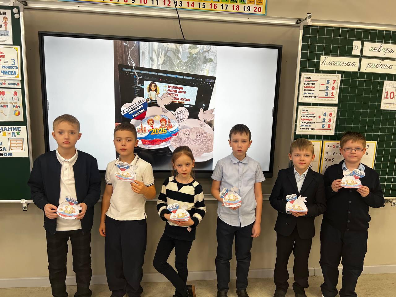 2Е сделали открытку, посвящённую году народов России