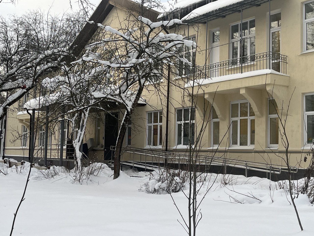 Уважаемые жители!. Заместители главного врача стационарного и поликлинического звена проводят прием населения, направленный на решение актуальных вопросов в сфере здравоохранения