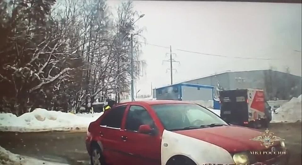 Альтернативные кадры сегодняшнего задержания водителя "Порше" со стрельбой в Подмосковье — он протаранил машину ДПС и попытался скрыться