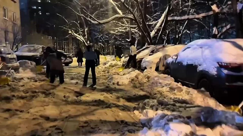 Я Команда администрации активно подключается к работам по уборке снега, демонстрируя личный пример и внося свой непосредственный вклад в общее дело чистоты и порядка