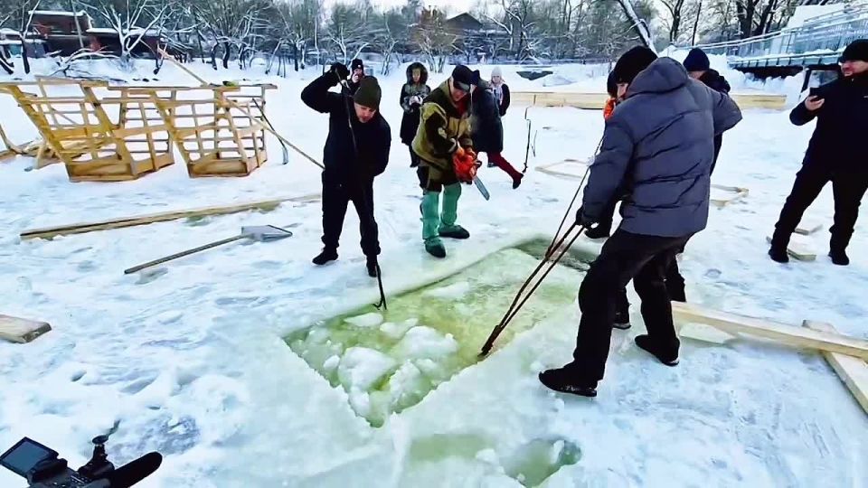 В Долгопрудном вырубают иордани к празднику Крещения Господня