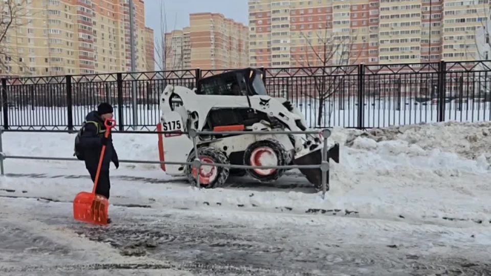 Один из приоритетов коммунальных служб — очистка кровель, входных групп, а также прилегающих территорий школ и детских садов от снега