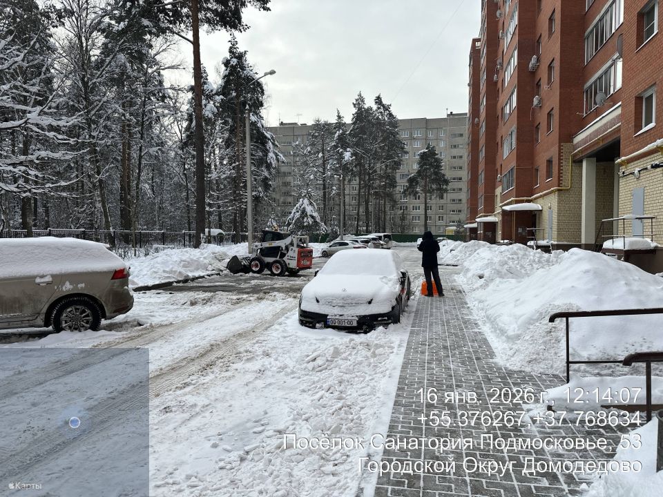 Дорожные и коммунальные службы Домодедово чистят и вывозят снег по плановым адресам уборки