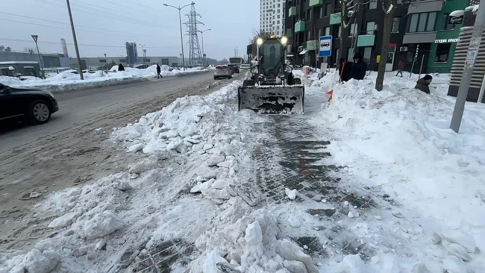 Коммунальные службы Химок продолжают уборку снега