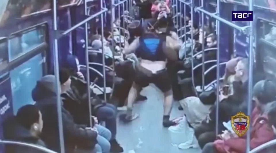 Танец в ластах устроил мужчина на платформах станций и в вагоне метро Москвы