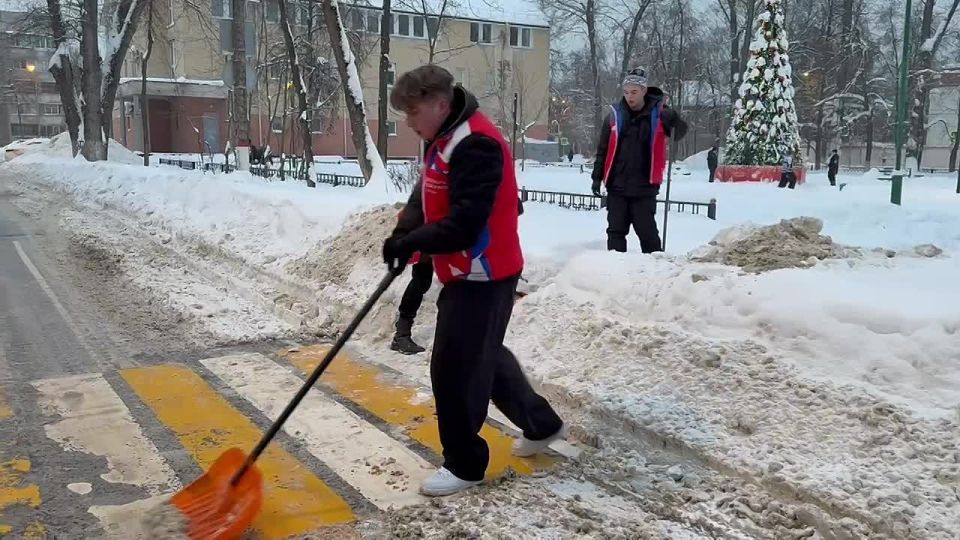 Команда местного отделения «Волонтеров Подмосковья» продолжает помогать с уборкой снега