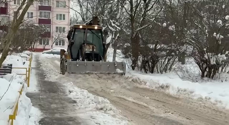 В Химках продолжается уборка снега