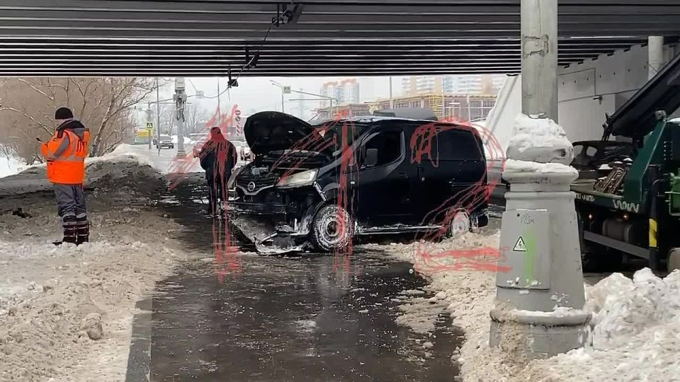 Nissan вылетел на железнодорожные пути у станции «Трикотажная» в Москве — 112