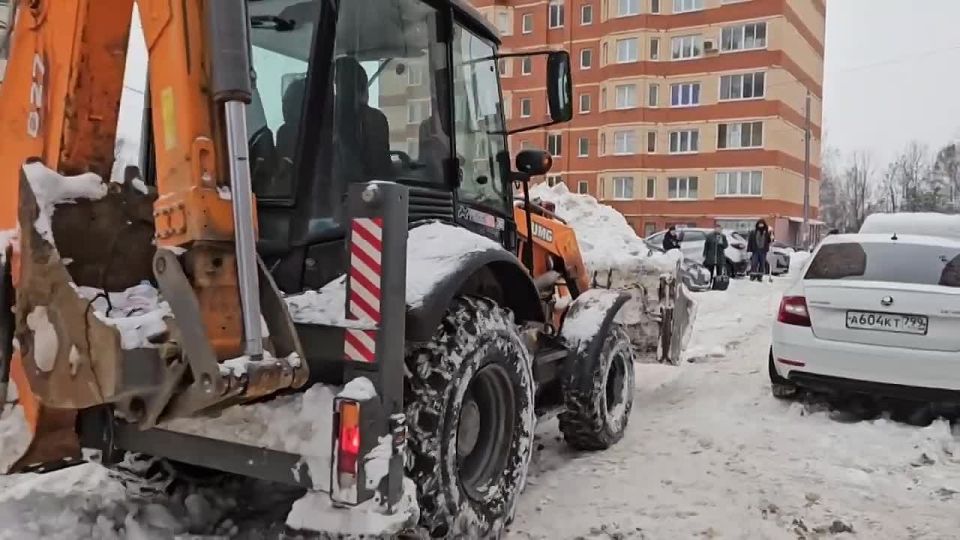 Уборка снега продолжается в Химках