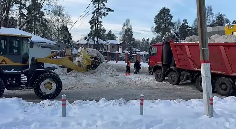 В Химках продолжают уборку снега