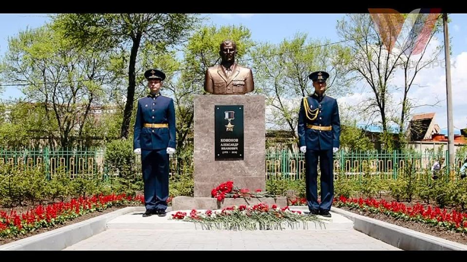 Наш друг, ветеран СВО, командир танка, талантливый поэт, удивительный человек Алексей Футерко, позывной ФУТЕР - прислал нам своё новое произведение, стихи, написанные на войне, стихи реальной истории жизни «ТВОЙ ОТЕЦ»