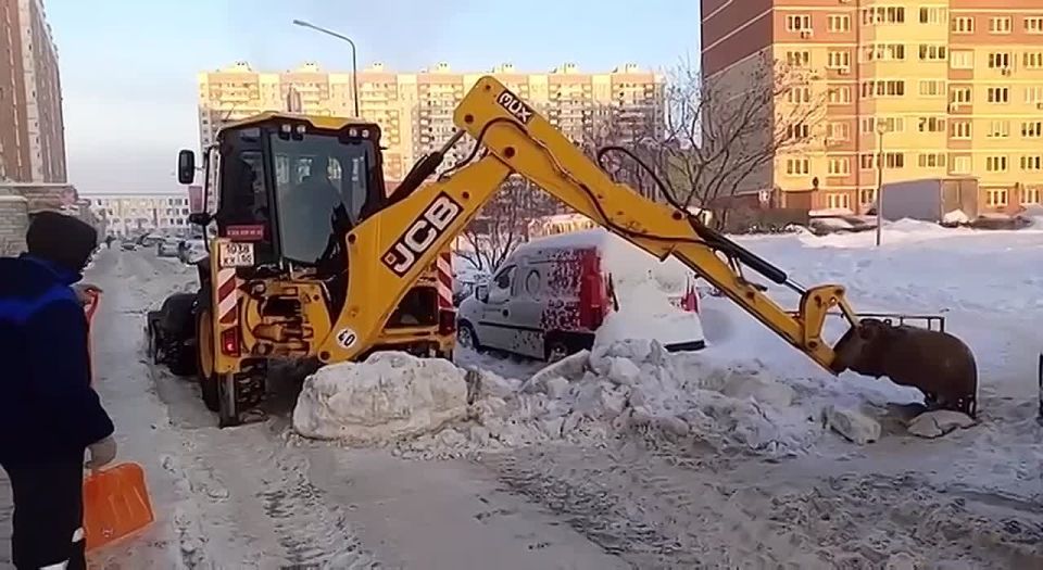 Коммунальные и дорожные службы Домодедово вчера работали по плану, продолжается уборка и вывоз снега