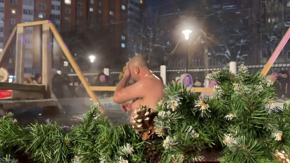 В парке Талалихина начались крещенские купания: первые жители уже окунулись в освящённую воду