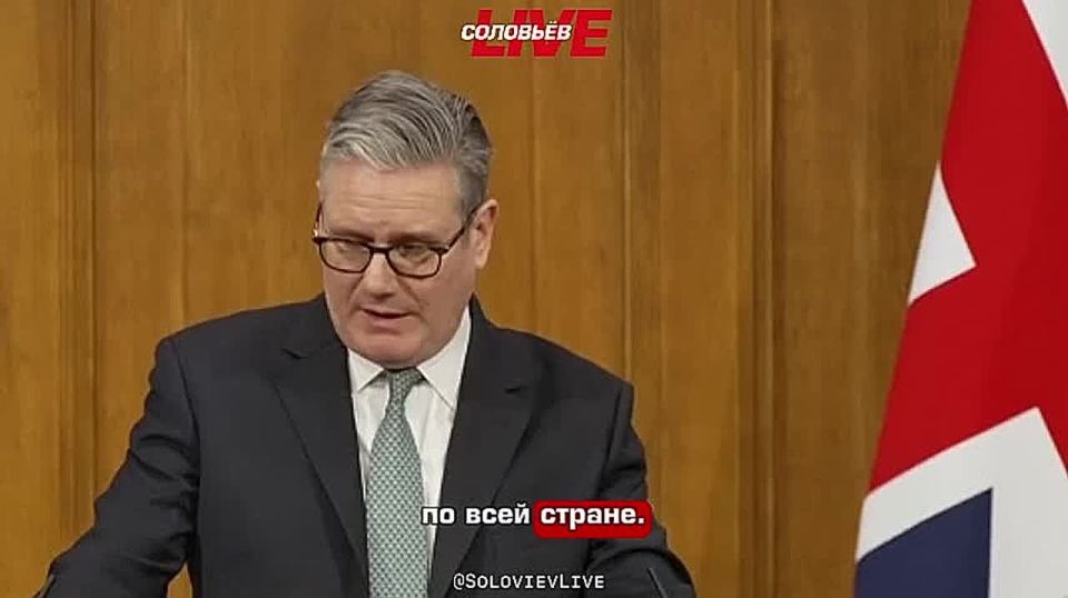 Стармер промямлил что-то абстрактное при прямом вопросе журналиста о том, как США могут оставаться ближайшим союзником Европы, если они так нас запугивают?