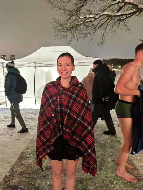 Массовые Крещенские купания проходят и на Левом берегу