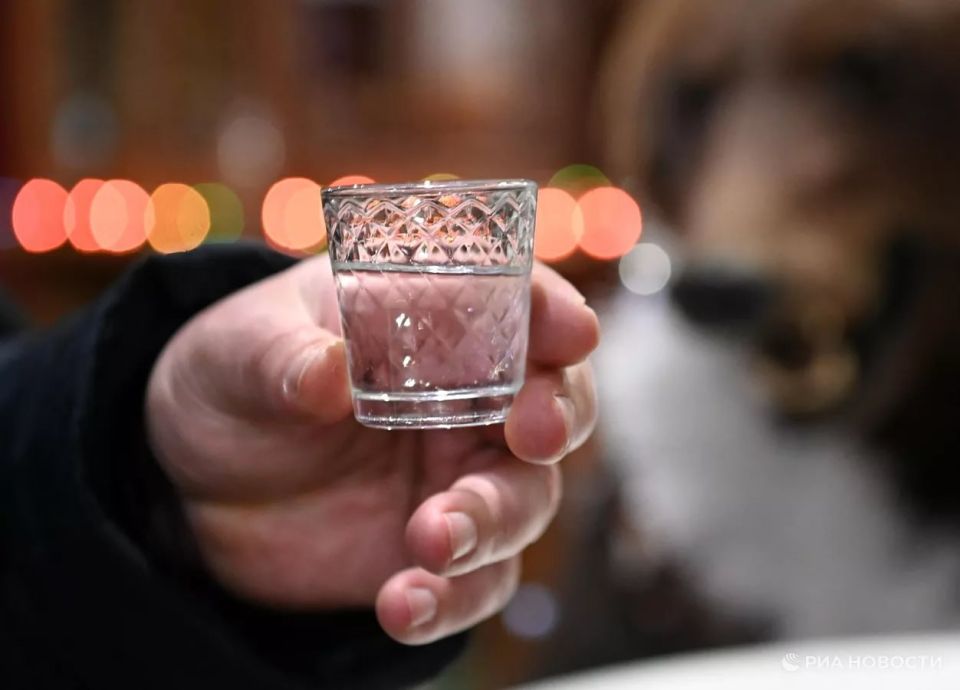 Сильнее всего производство водки в российских регионах за минувший год выросло в Северной Осетии, Новгородской области, а также Алтайском и Пермском краях – на треть, подсчитало РИА Новости по данным статистики