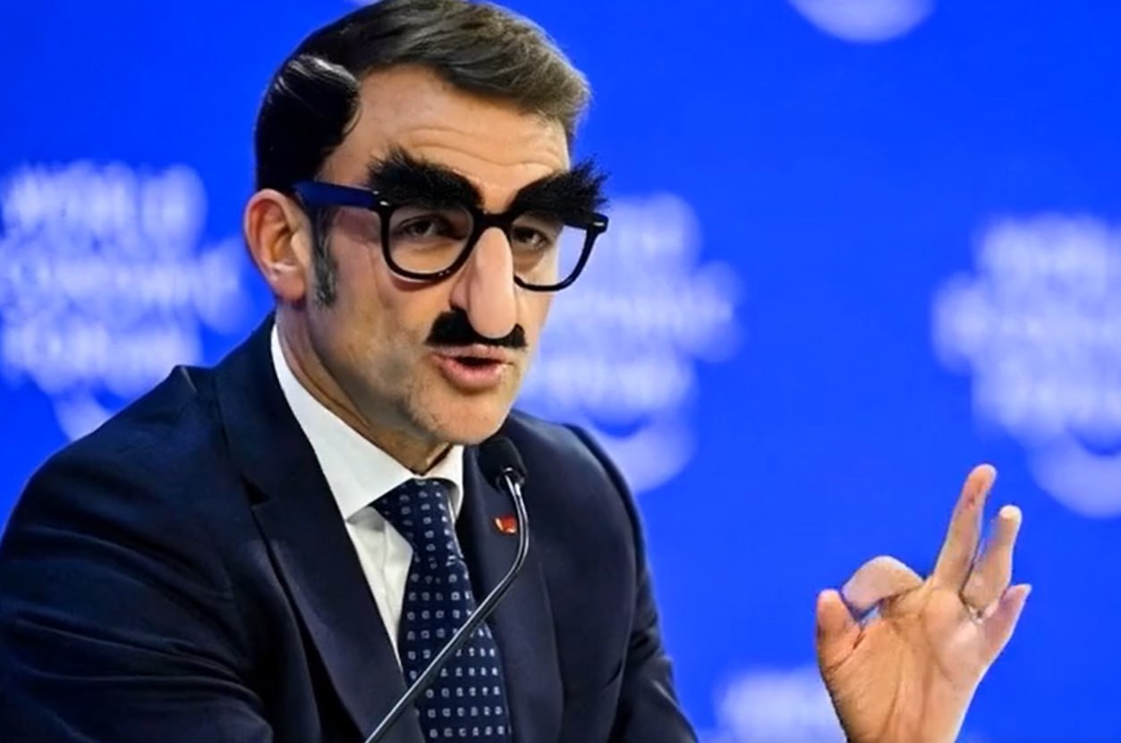 В сети высмеяли Макрона в тёмных очках на форуме в Давосе В сети высмеяли Макрона в тёмных очках на форуме в Давосе