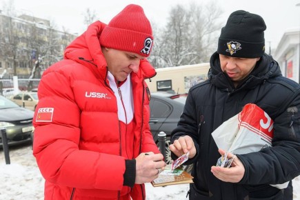 На мастерклассе от Олега Сапрыкина юные подольчане сыграли в хоккей с легендой НХЛ