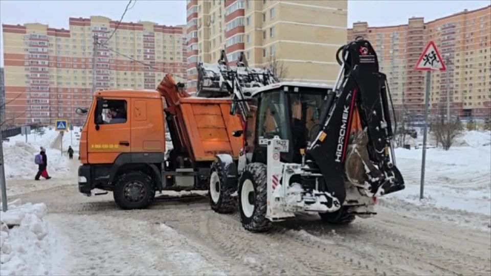 Продолжаем работу: вывоз снега у домов №16 и №17 в микрорайоне Богородский