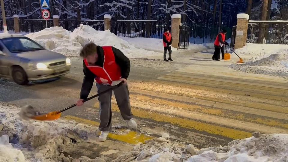 Ребята из местного отделения «Волонтеров Подмосковья» продолжают помогать с уборкой снега на территории города