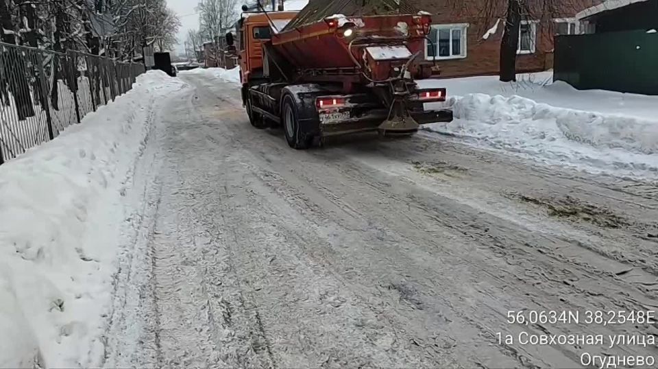 Работы по уборке снега ведутся и в деревне Огуднево