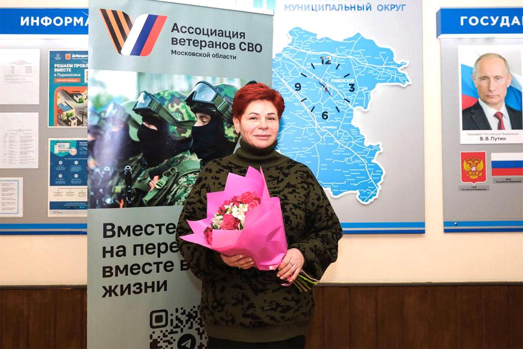 Эдуард Малышев вручил участнице СВО удостоверение члена Ассоциации ветеранов СВО Раменского округа Эдуард Малышев вручил участнице СВО удостоверение члена Ассоциации ветеранов СВО Раменского округа