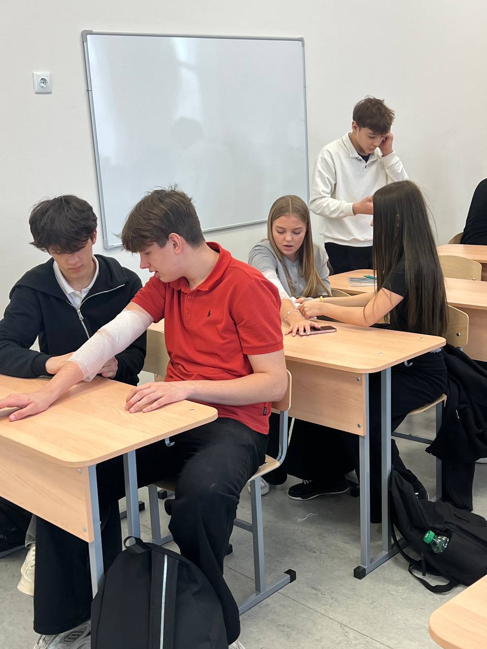 В рамках курса по первой медицинской помощи на уроках ОБЗР мы взяли на заметку не только теорию, но и практику — и у нас получилось отлично! Теория + практика: как правильно оценить состояние человека, когда вызывать... В рамках курса по первой медицинской помощи на уроках ОБЗР мы взяли на заметку не только теорию, но и практику — и у нас получилось отлично! Теория + практика: как правильно оценить состояние человека, когда вызывать...