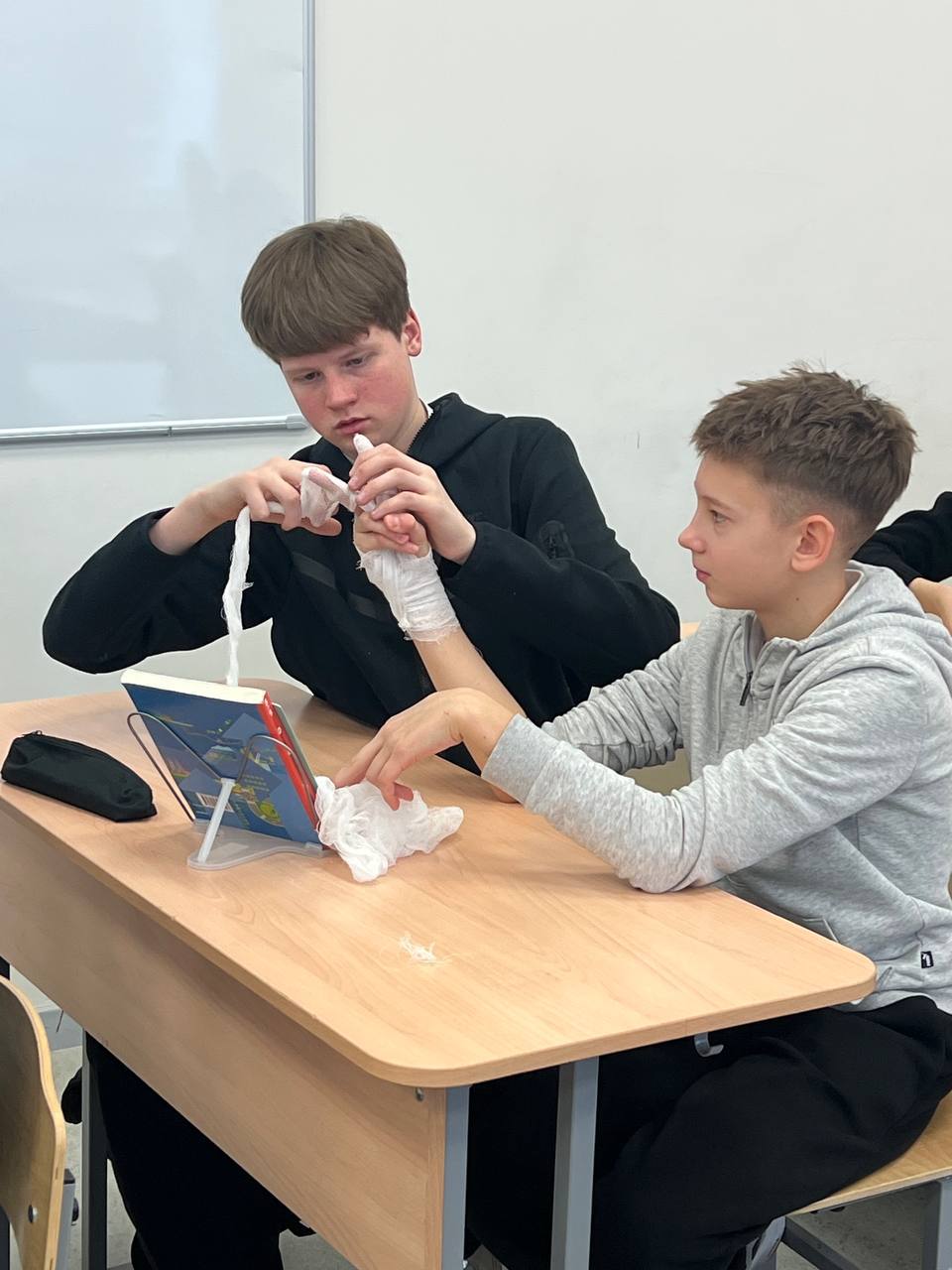 В рамках курса по первой медицинской помощи на уроках ОБЗР мы взяли на заметку не только теорию, но и практику — и у нас получилось отлично! Теория + практика: как правильно оценить состояние человека, когда вызывать... В рамках курса по первой медицинской помощи на уроках ОБЗР мы взяли на заметку не только теорию, но и практику — и у нас получилось отлично! Теория + практика: как правильно оценить состояние человека, когда вызывать...