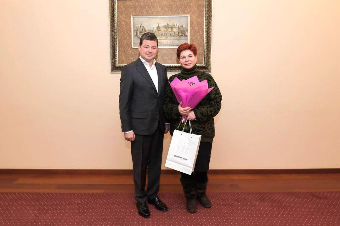 Эдуард Малышев вручил участнице СВО удостоверение члена Ассоциации ветеранов СВО Раменского округа