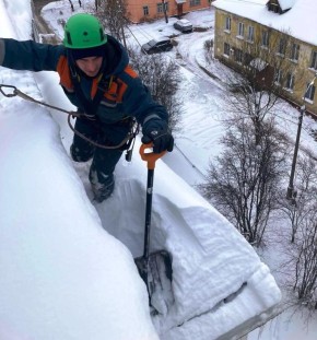 В Пушкинском продолжается работа по уборке снега с улиц и крыш зданий