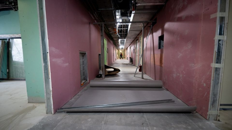 Владимир Волков: Внутренние отделочные работы выполняют строители в здании детского стационара Московского областного центра охраны материнства и детства Владимир Волков: Внутренние отделочные работы выполняют строители в здании детского стационара Московского областного центра охраны материнства и детства