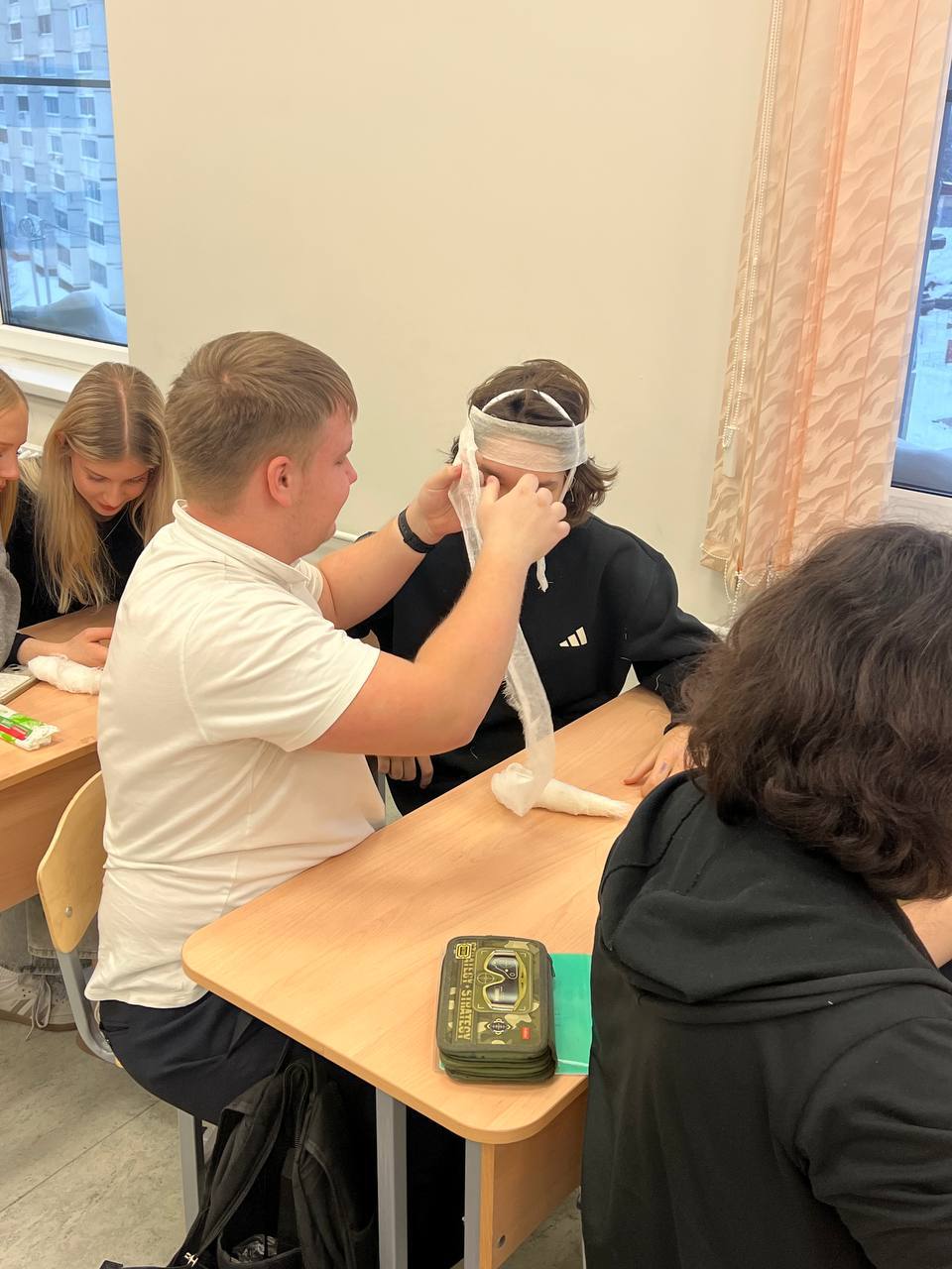 В рамках курса по первой медицинской помощи на уроках ОБЗР мы взяли на заметку не только теорию, но и практику — и у нас получилось отлично! Теория + практика: как правильно оценить состояние человека, когда вызывать... В рамках курса по первой медицинской помощи на уроках ОБЗР мы взяли на заметку не только теорию, но и практику — и у нас получилось отлично! Теория + практика: как правильно оценить состояние человека, когда вызывать...