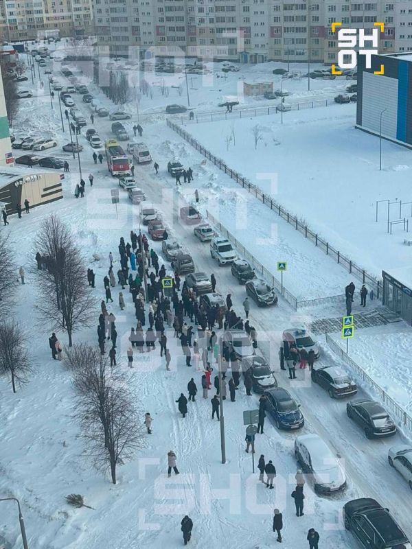 Подросток с ножом ворвался в лицей в Нижнекамске — SHOT Подросток с ножом ворвался в лицей в Нижнекамске — SHOT