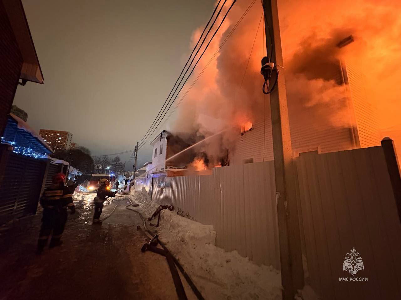 В Люберцах огнеборцы тушат пожар в частном доме
