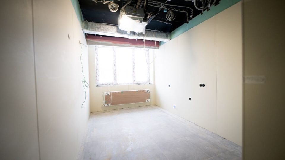 Владимир Волков: Внутренние отделочные работы выполняют строители в здании детского стационара Московского областного центра охраны материнства и детства Владимир Волков: Внутренние отделочные работы выполняют строители в здании детского стационара Московского областного центра охраны материнства и детства