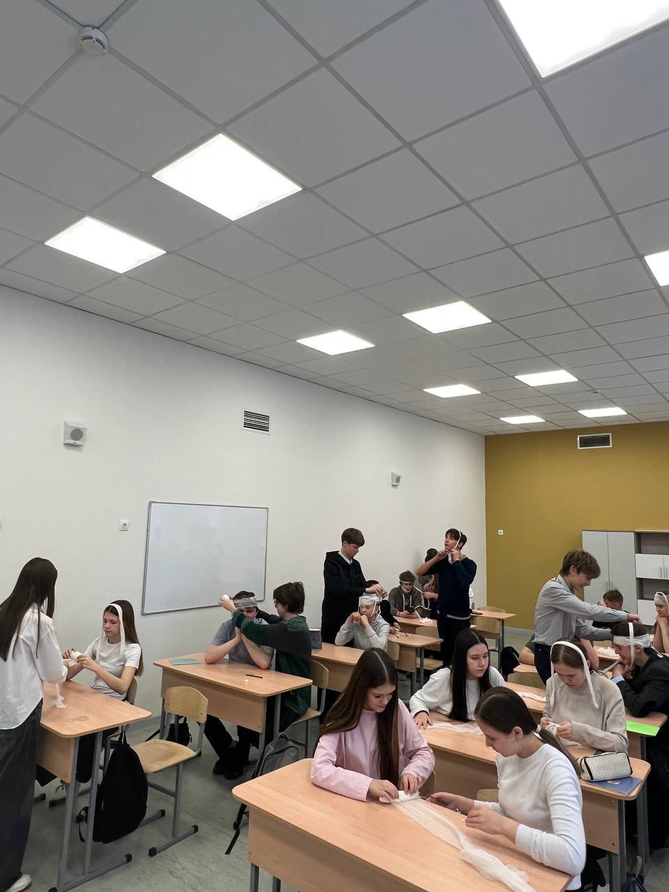 В рамках курса по первой медицинской помощи на уроках ОБЗР мы взяли на заметку не только теорию, но и практику — и у нас получилось отлично! Теория + практика: как правильно оценить состояние человека, когда вызывать... В рамках курса по первой медицинской помощи на уроках ОБЗР мы взяли на заметку не только теорию, но и практику — и у нас получилось отлично! Теория + практика: как правильно оценить состояние человека, когда вызывать...