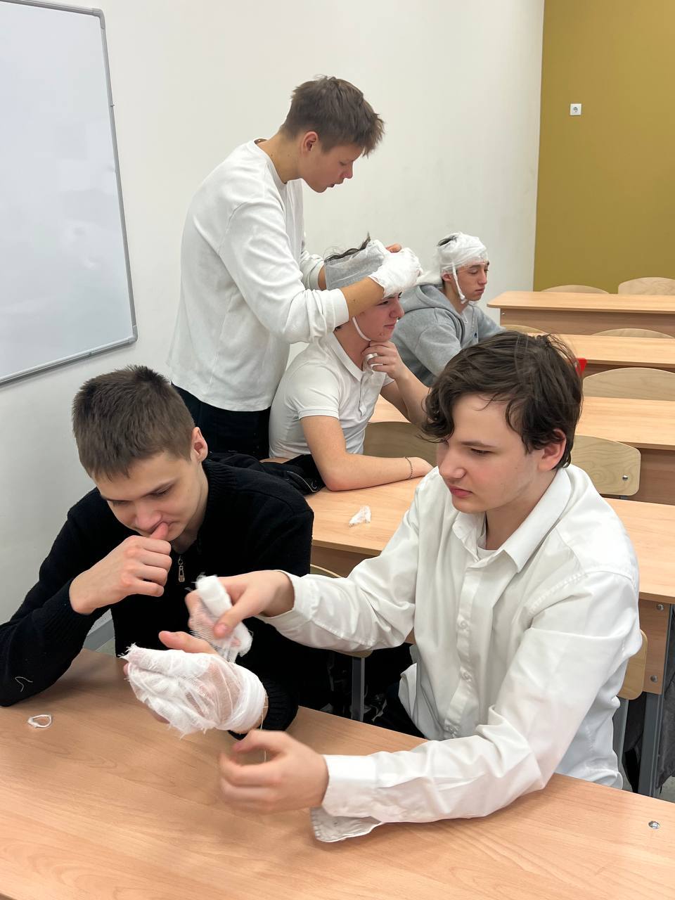 В рамках курса по первой медицинской помощи на уроках ОБЗР мы взяли на заметку не только теорию, но и практику — и у нас получилось отлично! Теория + практика: как правильно оценить состояние человека, когда вызывать... В рамках курса по первой медицинской помощи на уроках ОБЗР мы взяли на заметку не только теорию, но и практику — и у нас получилось отлично! Теория + практика: как правильно оценить состояние человека, когда вызывать...