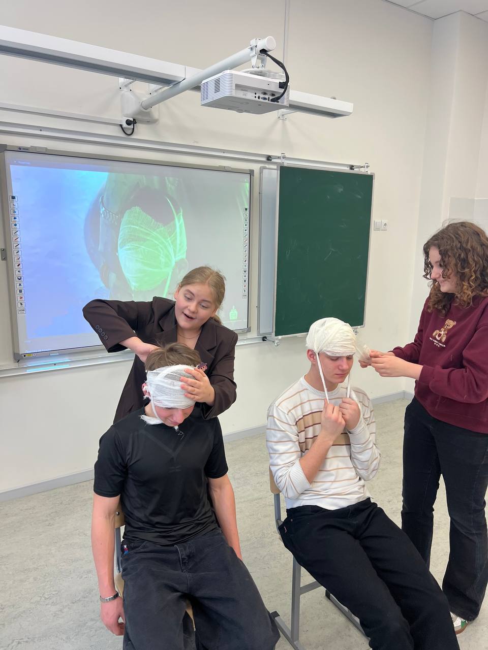 В рамках курса по первой медицинской помощи на уроках ОБЗР мы взяли на заметку не только теорию, но и практику — и у нас получилось отлично! Теория + практика: как правильно оценить состояние человека, когда вызывать... В рамках курса по первой медицинской помощи на уроках ОБЗР мы взяли на заметку не только теорию, но и практику — и у нас получилось отлично! Теория + практика: как правильно оценить состояние человека, когда вызывать...