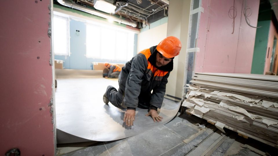 Владимир Волков: Внутренние отделочные работы выполняют строители в здании детского стационара Московского областного центра охраны материнства и детства Владимир Волков: Внутренние отделочные работы выполняют строители в здании детского стационара Московского областного центра охраны материнства и детства