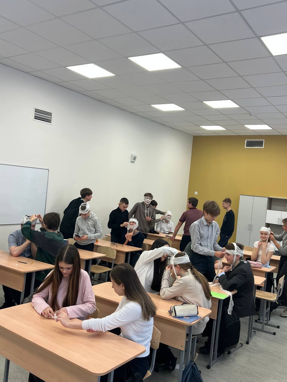 В рамках курса по первой медицинской помощи на уроках ОБЗР мы взяли на заметку не только теорию, но и практику — и у нас получилось отлично! Теория + практика: как правильно оценить состояние человека, когда вызывать...