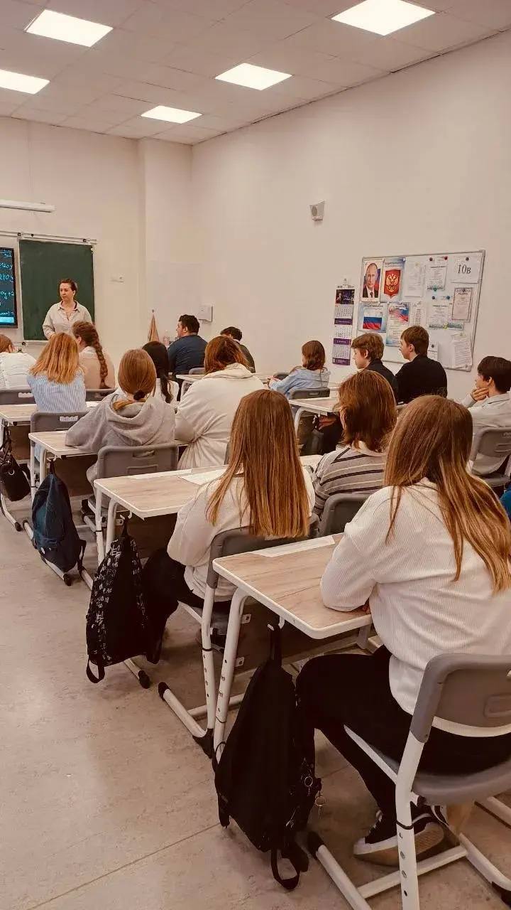 Психолог гимназии Анастасия Николаевна провела увлекательный урок в 8Е классе Психолог гимназии Анастасия Николаевна провела увлекательный урок в 8Е классе