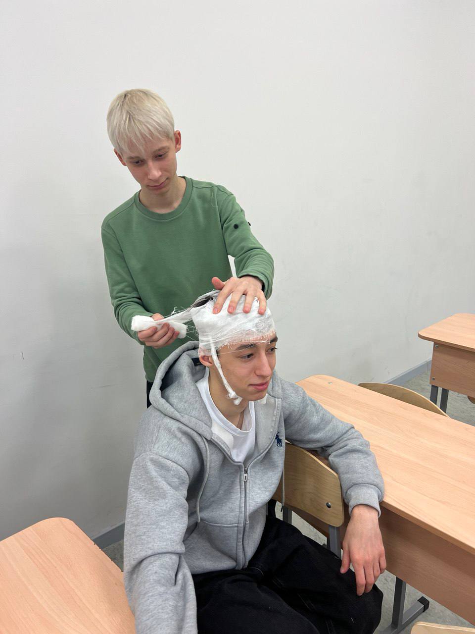 В рамках курса по первой медицинской помощи на уроках ОБЗР мы взяли на заметку не только теорию, но и практику — и у нас получилось отлично! Теория + практика: как правильно оценить состояние человека, когда вызывать... В рамках курса по первой медицинской помощи на уроках ОБЗР мы взяли на заметку не только теорию, но и практику — и у нас получилось отлично! Теория + практика: как правильно оценить состояние человека, когда вызывать...