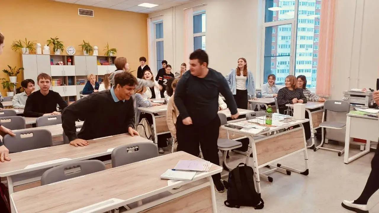 Психолог гимназии Анастасия Николаевна провела увлекательный урок в 8Е классе Психолог гимназии Анастасия Николаевна провела увлекательный урок в 8Е классе