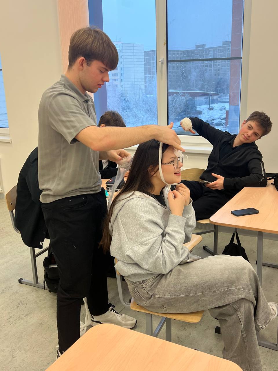 В рамках курса по первой медицинской помощи на уроках ОБЗР мы взяли на заметку не только теорию, но и практику — и у нас получилось отлично! Теория + практика: как правильно оценить состояние человека, когда вызывать... В рамках курса по первой медицинской помощи на уроках ОБЗР мы взяли на заметку не только теорию, но и практику — и у нас получилось отлично! Теория + практика: как правильно оценить состояние человека, когда вызывать...