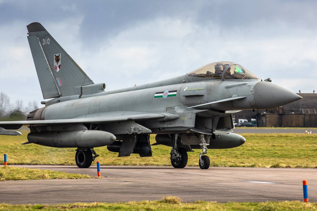 Несколько истребителей Eurofighter Typhoon FGR.4 из 12-й эскадрильи Королевских ВВС Великобритании, базирующейся в Королевской военной авиабазе Конингсби и действующей совместно с наземным и техническим персоналом...
